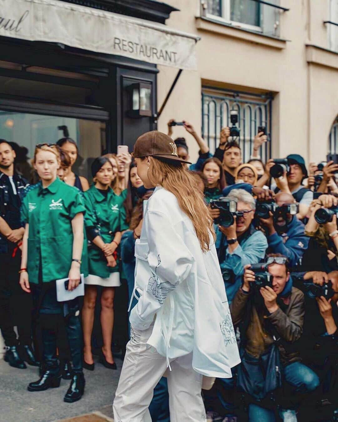 ジジ・ハディッドさんのインスタグラム写真 - (ジジ・ハディッドInstagram)「@louisvuitton Men’s show this week was happinesssss, so impressive @virgilabloh ! 💐 on disposable-camera duty wearing menswear is a dream Parisian park day ! ✅☕️🎻🌳🎈 thanks to the whole LV team x」6月23日 5時29分 - gigihadid