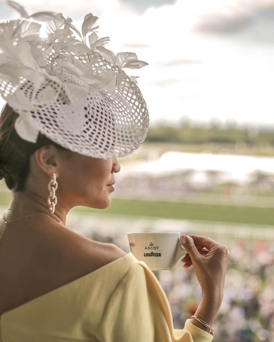 Mariko Kuoさんのインスタグラム写真 - (Mariko KuoInstagram)「AD | Made it to Royal Ascot for the final day and oh what a day it turned out to be!  I loved lounging around between races with a lovely cup of @lavazzauk coffee and some cheeky espresso martinis too.  #AperitivoLavazza #MoreThanARace #AD」6月23日 5時40分 - marikokuo