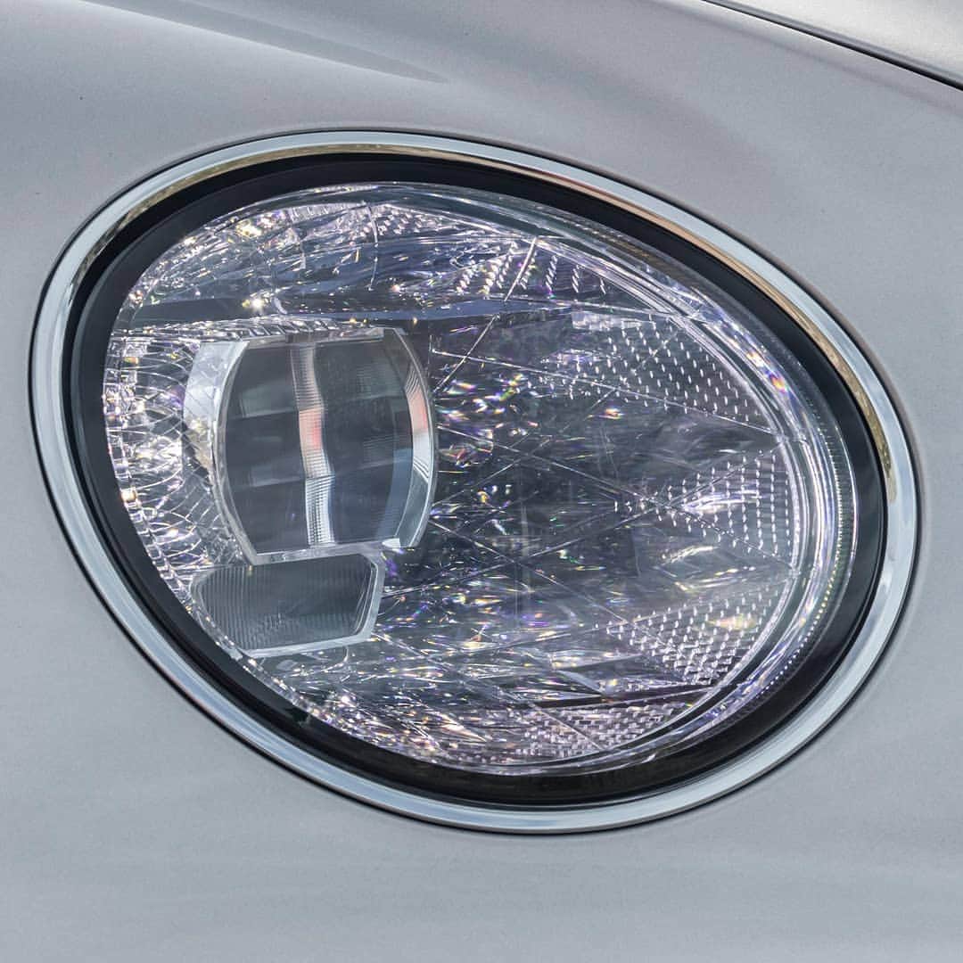 のインスタグラム：「Cut crystal-effect LED matrix headlamps on the new #ContinentalGTC. Exterior paint: Extreme Silver. Configure through link in bio.  Continental GT Convertible WLTP drive cycle: fuel consumption, mpg (l/100km) - Combined 20.2 (14.0). Combined CO2 – 317 g/km.」