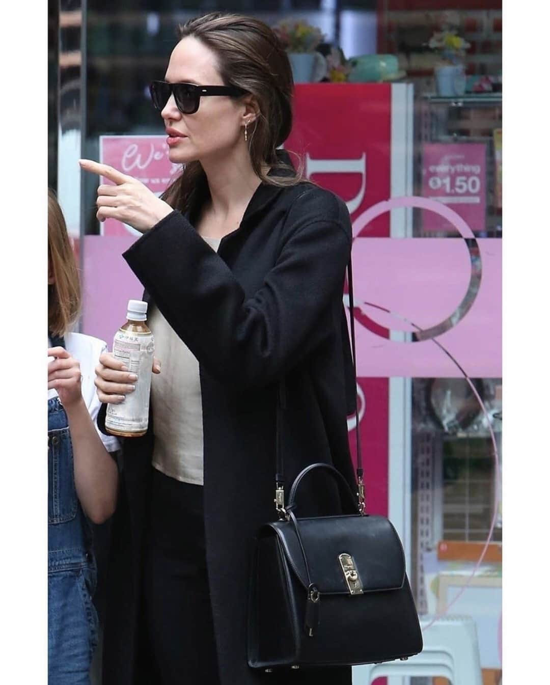 サルヴァトーレ・フェラガモさんのインスタグラム写真 - (サルヴァトーレ・フェラガモInstagram)「Spotted : Model Hana Cross and actresses Lili Reinhart and Angelina Jolie carrying the new #boxyz bag around town.」6月23日 6時00分 - ferragamo