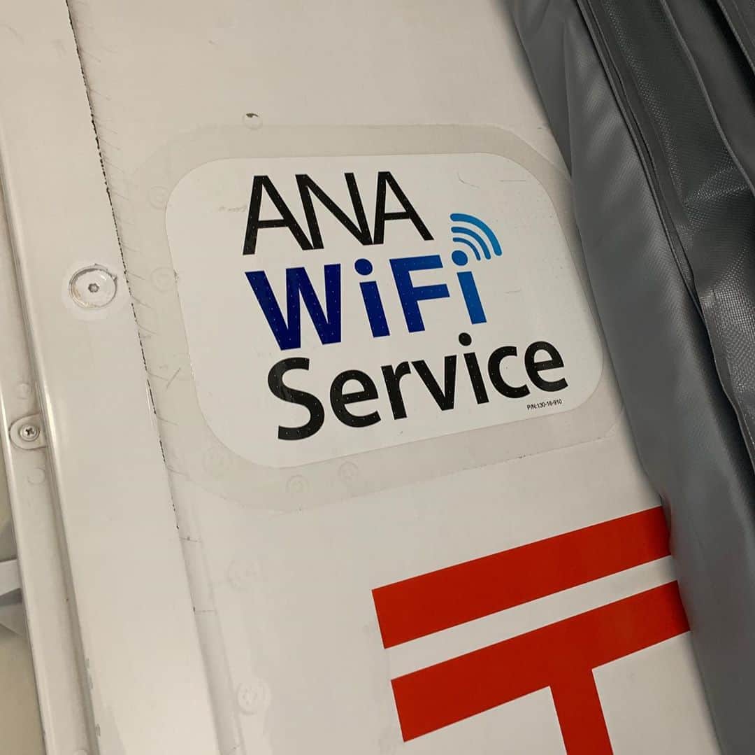 梅宮アンナさんのインスタグラム写真 - (梅宮アンナInstagram)「モモタンと沖縄へ✈️🌺🐬 飛行中は、無料Wi-Fiが使えるのでとても便利です🤗👍 飛行中、ずっとインターネットが、が使えるので本当に助かります👍👍🤗👏 機内販売では、 @kiehls を買いましたよ〜〜💕 #全日空 #anawifi #飛行機 #anaエコノミー#国内線 #親子旅 #沖縄 #スターアライアンス」6月23日 5時58分 - annaumemiya