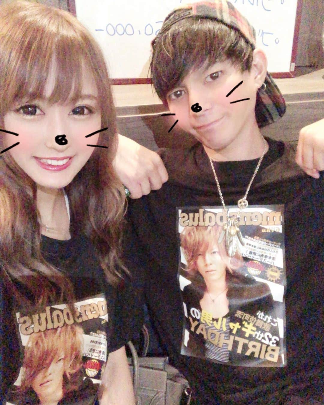 のインスタグラム：「いつめんでゆきひでの誕生日お祝い🥂💓🎂 32thおめでとーう🥰ティーシャツかわいい！ 今年もいい一年にしてね✨🥳 .  #ゆきひで#バルス#bar#お祝い#instalove  #ゆきしで#誕生日#birthday#新宿#歌舞伎町 #いつめん#澤本幸秀#なかよし#三十二祭」