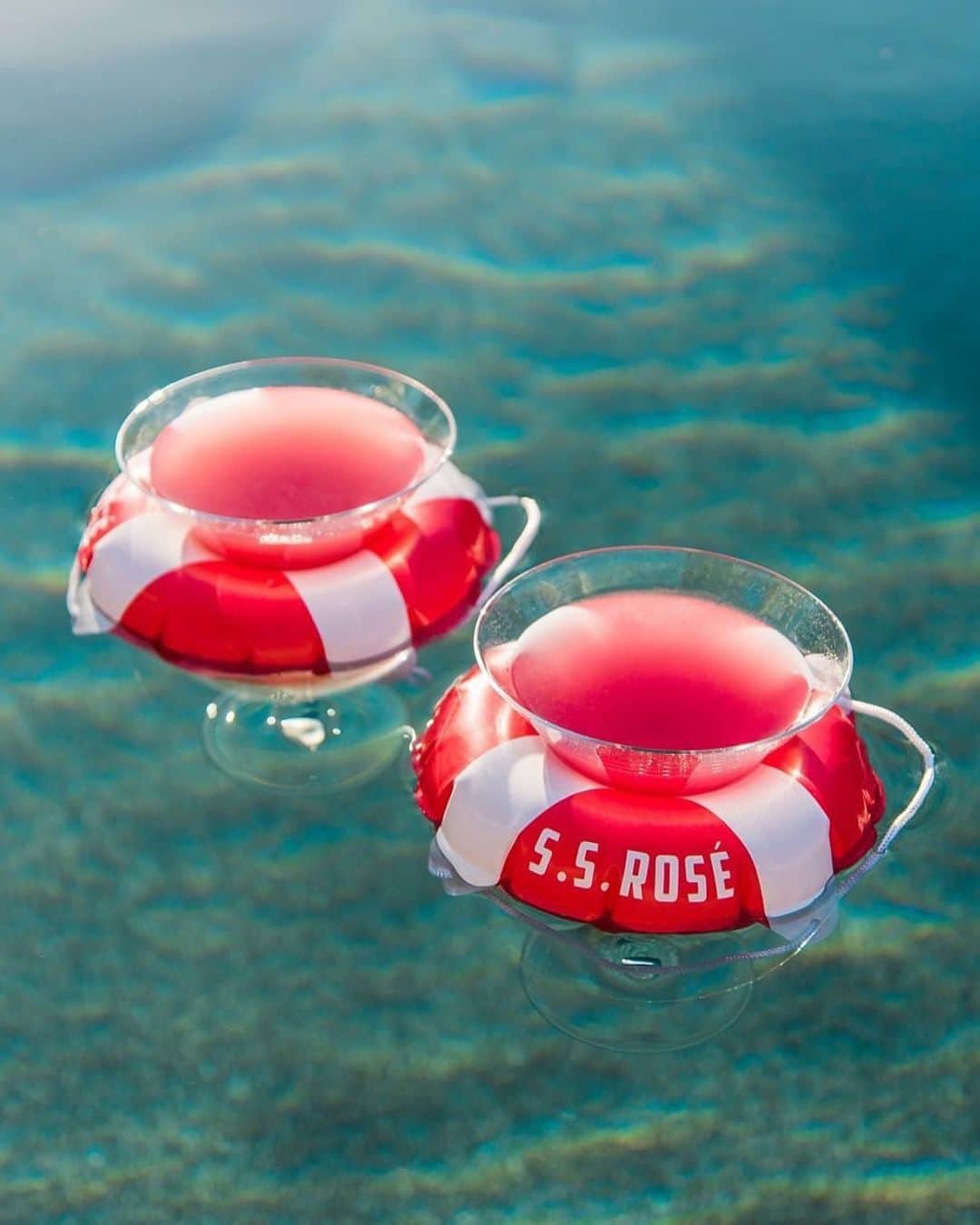 のインスタグラム：「Is it really a 4th of July party if your pool doesn't have floaty wine holders? We say no. #UOHome @UrbanOutfittersHome」