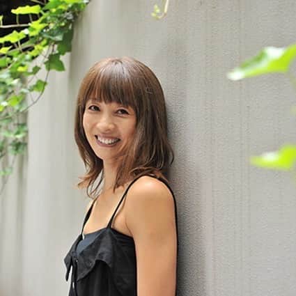 のインスタグラム：「ショートにした髪も、こんなに伸びました✨  先日、日本に帰った時に @mimollet の取材を受けました。ヨガについて、週末婚について、etc...お時間取って頂き有難うございました。きちんとお話しできて良かったです😊  こちらからご覧いただけます↓  https://mi-mollet.com/articles/-/17916  #hawaii #yoga #hawaiilife #happy #hawaiiyoga #webmagazine #smile  #ハワイ #ヨガ #ハワイヨガ #ウェブマガジン #週末婚」