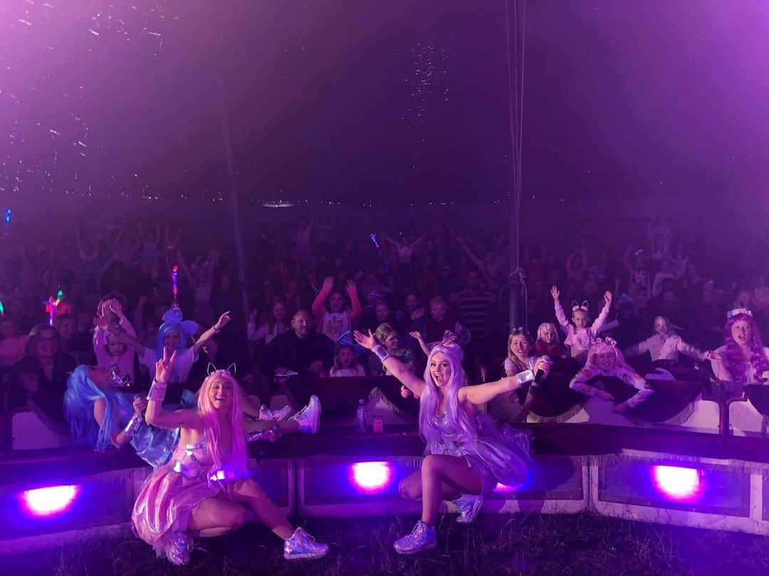 ドリー・スタイルさんのインスタグラム写真 - (ドリー・スタイルInstagram)「TACK ÖSTERSUND!!!!! Vilken underbar midsommardag vi haft tillsammans idag 😍💗💙💜 #dollystyle #dollystylecircustour」6月23日 6時07分 - dollystyle