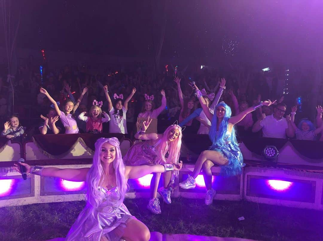 ドリー・スタイルさんのインスタグラム写真 - (ドリー・スタイルInstagram)「TACK ÖSTERSUND!!!!! Vilken underbar midsommardag vi haft tillsammans idag 😍💗💙💜 #dollystyle #dollystylecircustour」6月23日 6時07分 - dollystyle