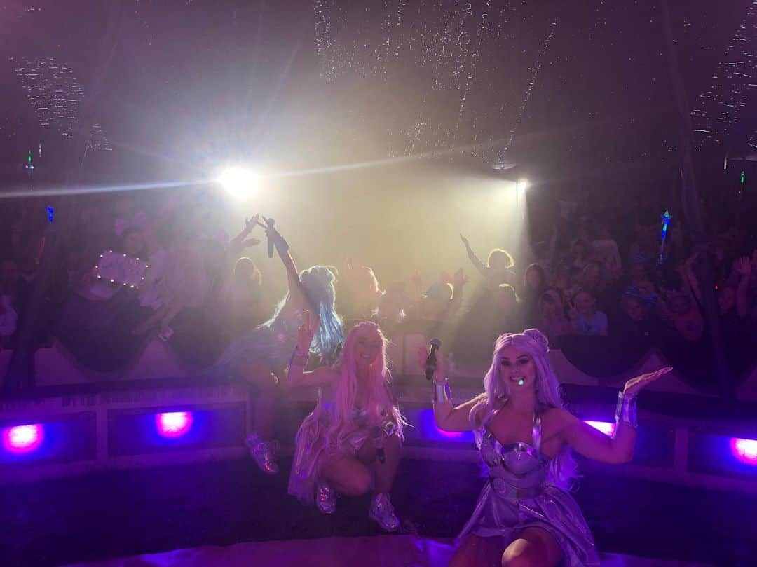 ドリー・スタイルさんのインスタグラム写真 - (ドリー・スタイルInstagram)「TACK ÖSTERSUND!!!!! Vilken underbar midsommardag vi haft tillsammans idag 😍💗💙💜 #dollystyle #dollystylecircustour」6月23日 6時07分 - dollystyle