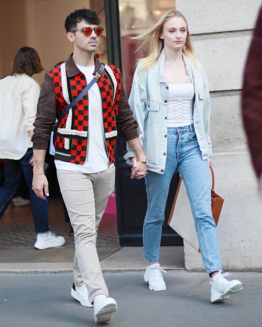 Just Jaredさんのインスタグラム写真 - (Just JaredInstagram)「@joejonas holds hands with wife @sophiet while leaving the @kenzo store after zipping around on a Lime scooter. #JoeJonas #SophieTurner Photos: Backgrid」6月23日 6時17分 - justjared