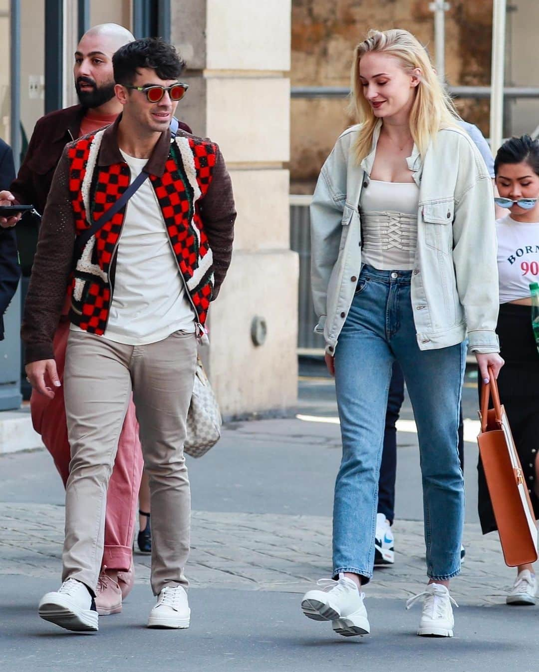 Just Jaredさんのインスタグラム写真 - (Just JaredInstagram)「@joejonas holds hands with wife @sophiet while leaving the @kenzo store after zipping around on a Lime scooter. #JoeJonas #SophieTurner Photos: Backgrid」6月23日 6時17分 - justjared