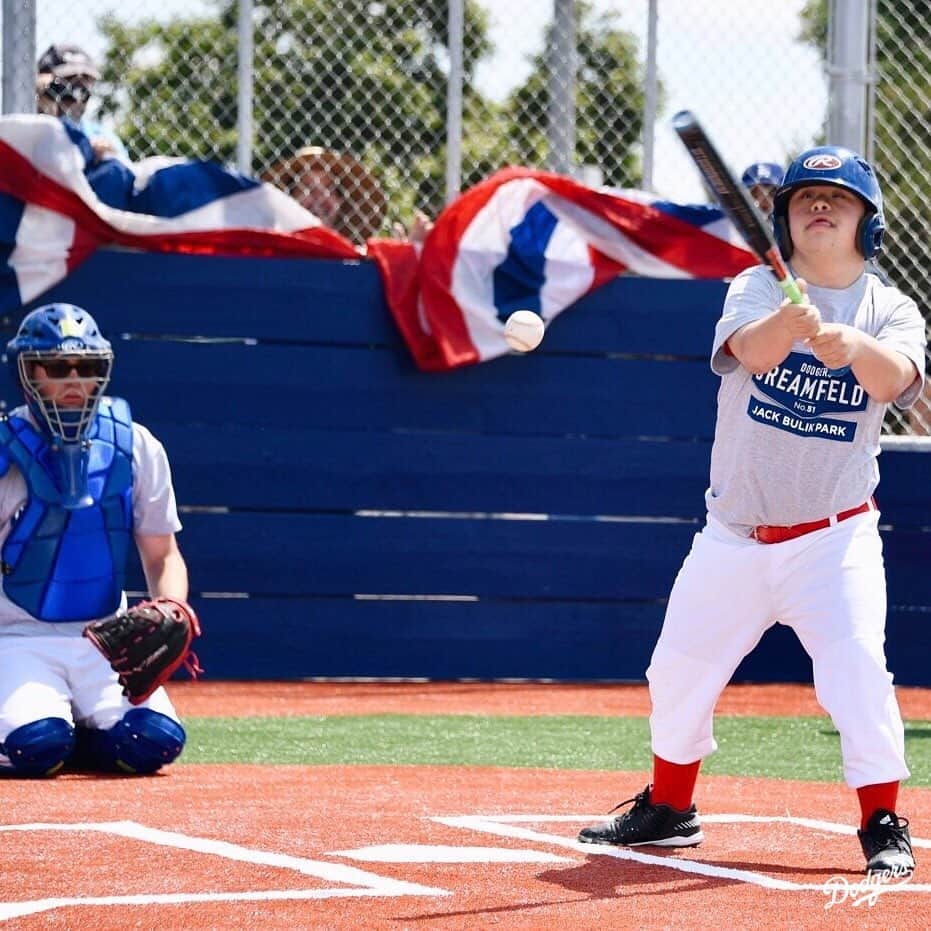 Los Angeles Dodgersさんのインスタグラム写真 - (Los Angeles DodgersInstagram)「This morning, the @dodgersfoundation opened their 51st Dodgers Dreamfield in Fontana, a universally accessible field designed for kids to have a chance to #PlayBall!」6月23日 6時17分 - dodgers