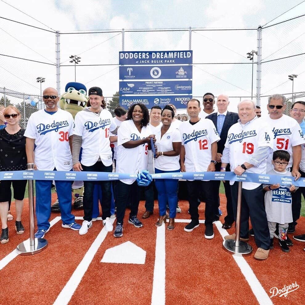 Los Angeles Dodgersさんのインスタグラム写真 - (Los Angeles DodgersInstagram)「This morning, the @dodgersfoundation opened their 51st Dodgers Dreamfield in Fontana, a universally accessible field designed for kids to have a chance to #PlayBall!」6月23日 6時17分 - dodgers