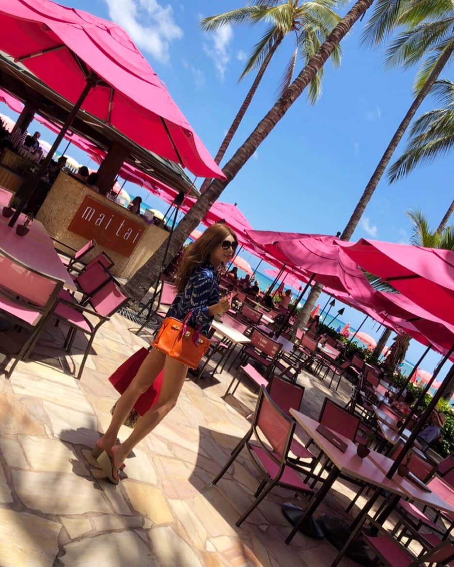 荒木レナさんのインスタグラム写真 - (荒木レナInstagram)「pink💝pink💝pink💝 . . #royalhawaiian #pink #pinks #hawaii #beachgirl #旅行コーデ #hermes #maitai」6月23日 6時22分 - renasama.10_20