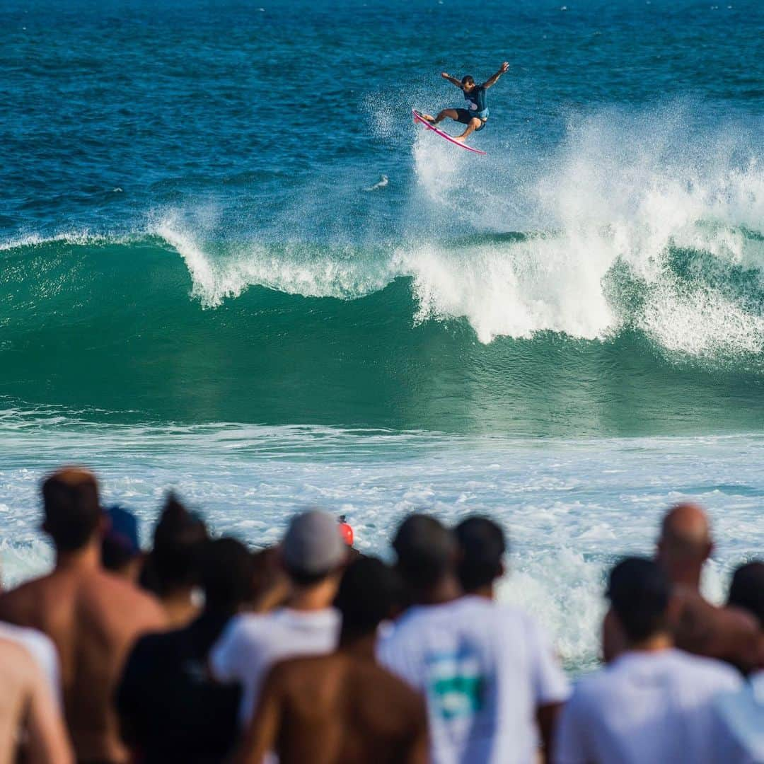 ジュリアン・ウィルソンさんのインスタグラム写真 - (ジュリアン・ウィルソンInstagram)「Wow! What a day! Mind blowing crowds on the beach, Thank you Brazil! Let’s see what tomorrow brings! 🙌🏼 📷 @badboyryry_」6月23日 6時28分 - julian_wilson