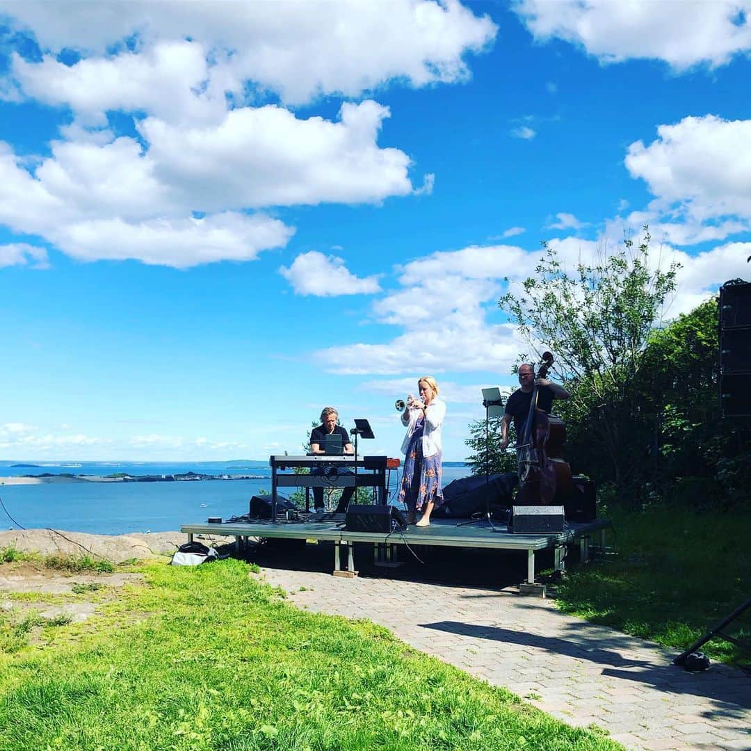 ティーネ・ティング・ヘルセットのインスタグラム：「Had a lovely time in Holmestrand this evening!  Beautiful place - and wonderful audience! Here is a photo from the rehearsal earlier today ☀️🎺🌻 #holmestrandkulturfestival (📸 @kristinemauseth )」