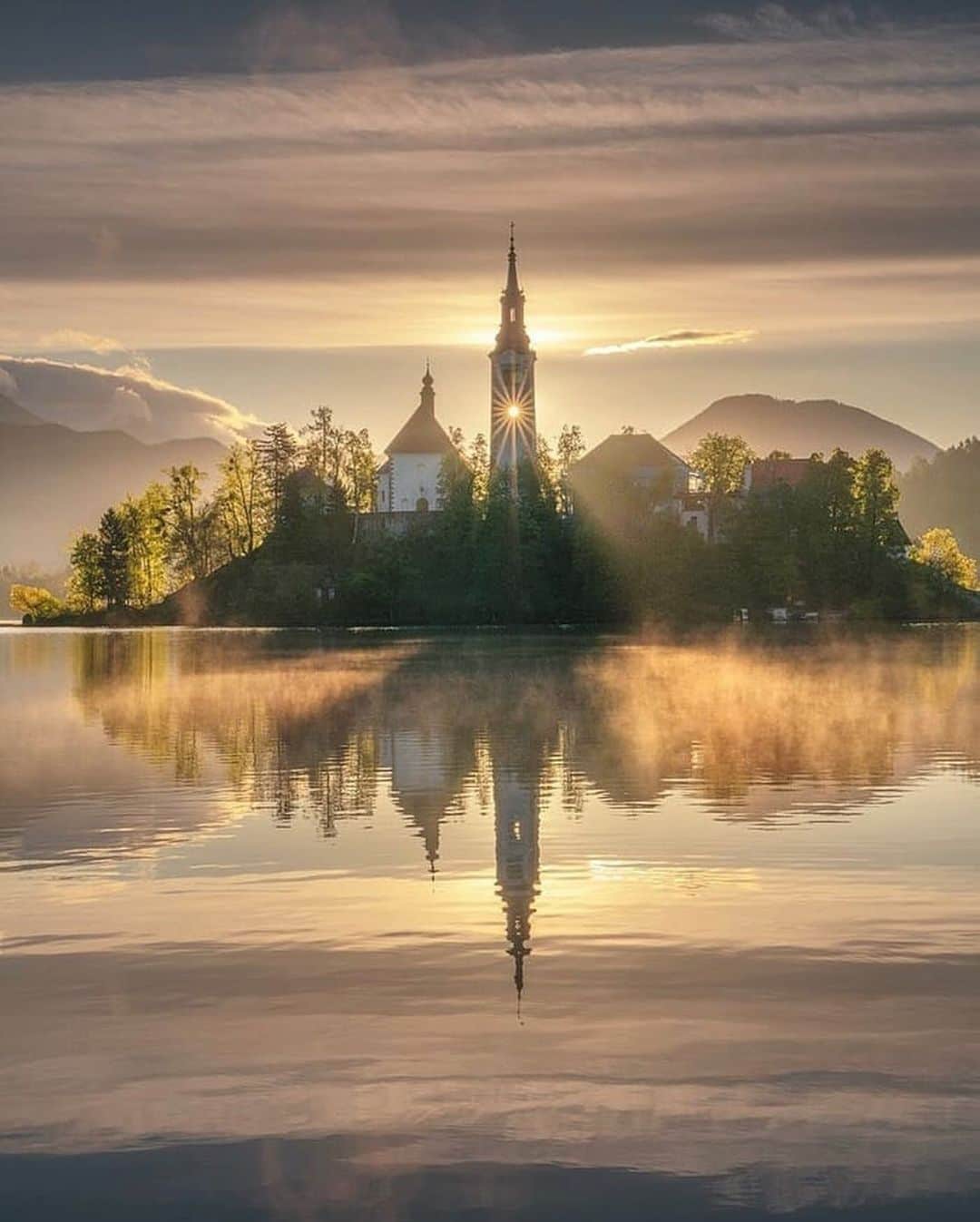 Canon Photographyさんのインスタグラム写真 - (Canon PhotographyInstagram)「Wonderful scenes at Lake Bled, Slovenia.  Photography | @dino_marsango_photography  #slovenia #feelslovenia #sunset #reflection #reflectiongram #lakebled」6月23日 6時47分 - cpcollectives