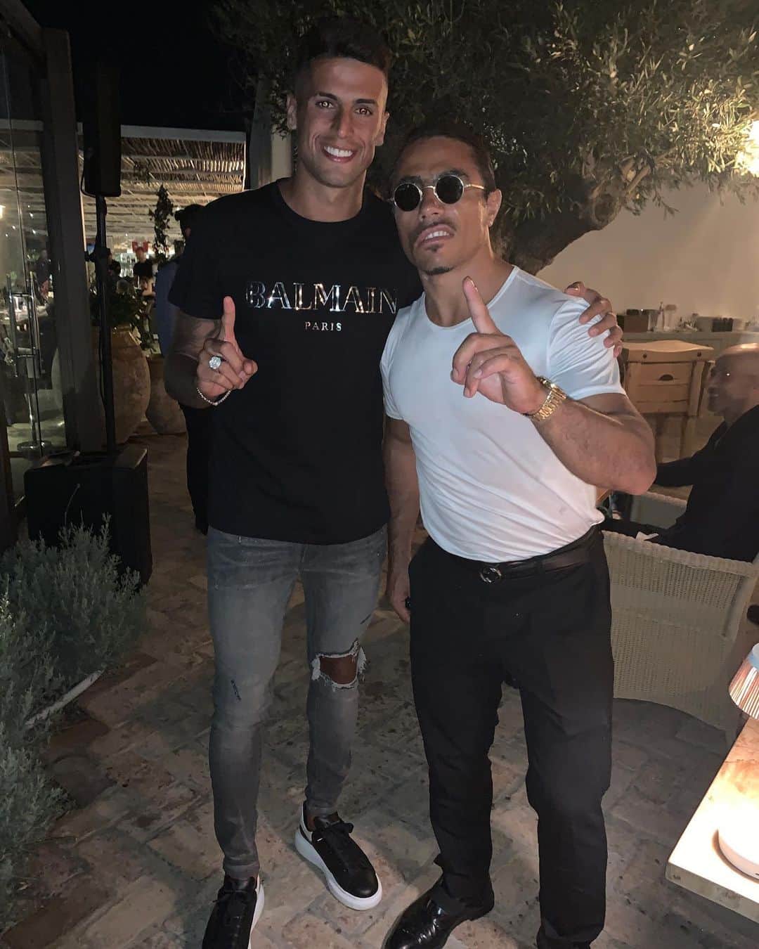 ジョアン・カンセロのインスタグラム：「Great dinner in Mykonos. Thanks bro @nusr_et 🥩👊🏼」