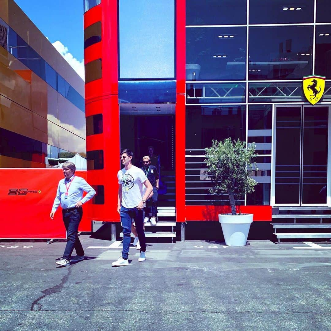 ティボ・クルトゥワさんのインスタグラム写真 - (ティボ・クルトゥワInstagram)「Great day at @circuitpaulricard! Excited for the race tomorrow and cheering for my friend @charles_leclerc 🏎🔴」6月23日 7時04分 - thibautcourtois