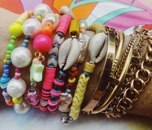 ダニジョーのインスタグラム：「CANDYLAND 🍭 🍬✨ tap to shop @jodiesnydermorel’s beach #armparty」