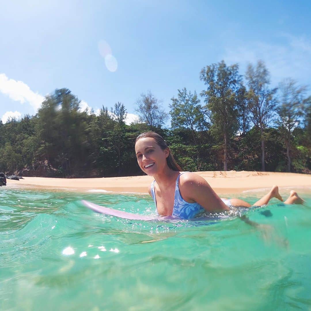 のインスタグラム：「Trying to find waves in this flat ocean🤣」