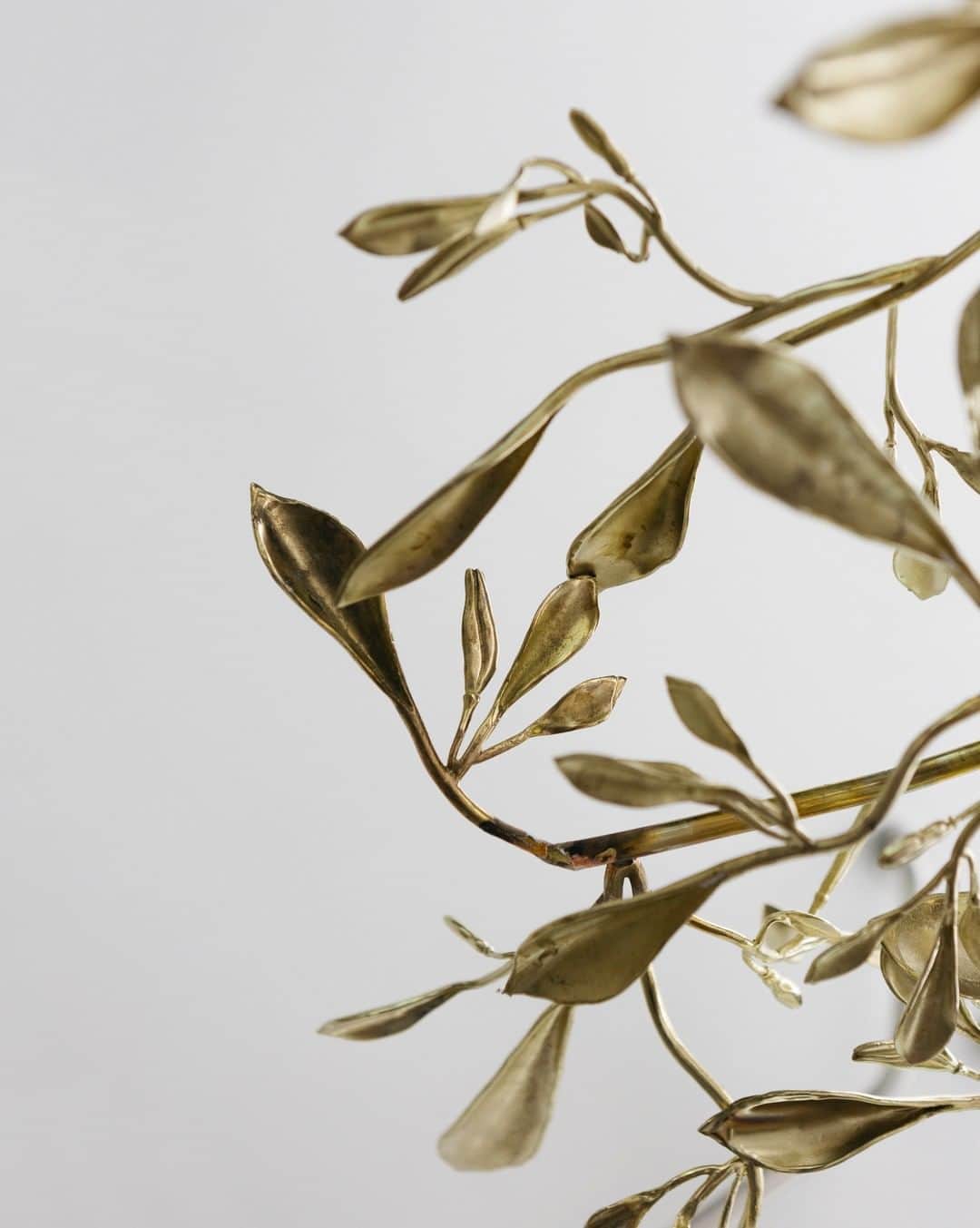のインスタグラム：「We are proud to be part of the Toulon Design Parade, opening on Thursday the 27th of June.  We will present new decorative pieces celebrating the luxuriant nature, a theme dear to us. . . #📸 by @__alix . . #Goossens #workinprogress #teasing #nature #decoration #ToulonDesignParade #yellow #gold #brass #foliage」