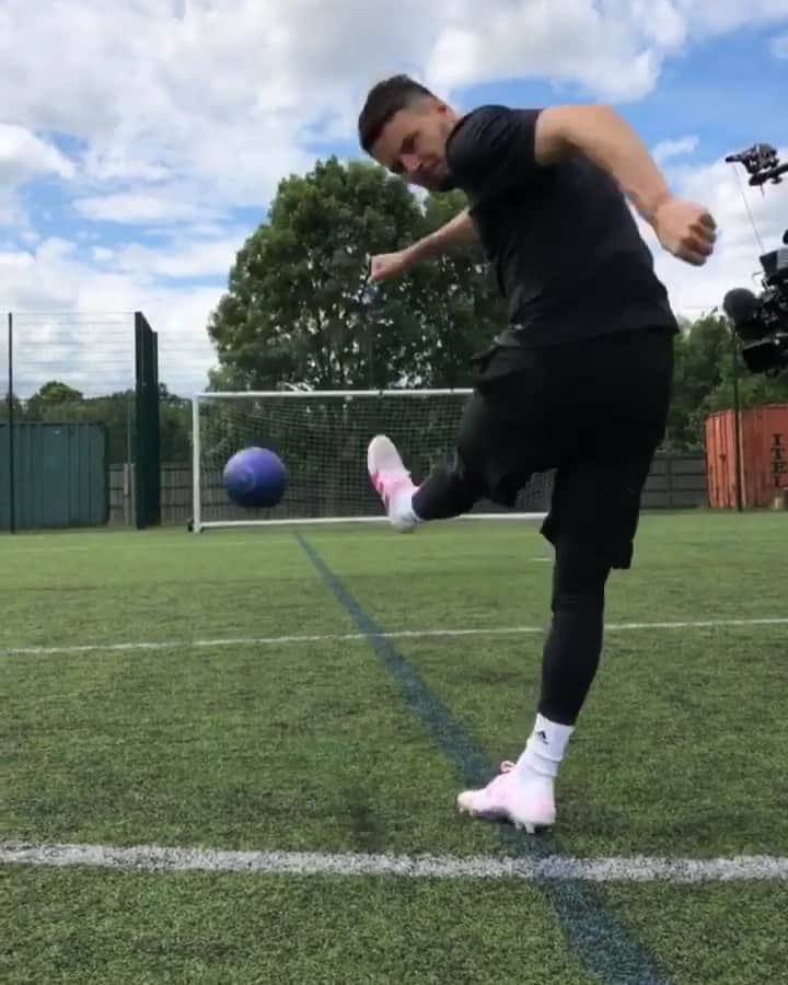 F2Freestylersのインスタグラム：「Just out here... No look crossbar 👀➡️⚽️ 🎥 - @mxcchi」