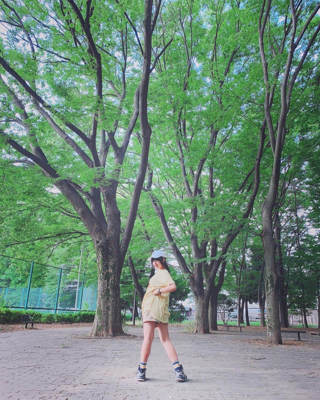 りりりのインスタグラム：「夏の木と青空🌈🌳☀️ 好きꈍ .̮ ꈍ  もうすぐ8周年なので、ソロ動画を撮影してもらってきました！！！ 朝の5時に公園を一周散歩して、めっちゃ気持ちよかったです！ 6/27にソロ動画投稿するので見てください💓💓 ・ ・ #りりり #6月27日で8周年 #夏空 #木 #ストーリーで質問受け付け中 #夜からランダムに返していきます #待っててね 😍」