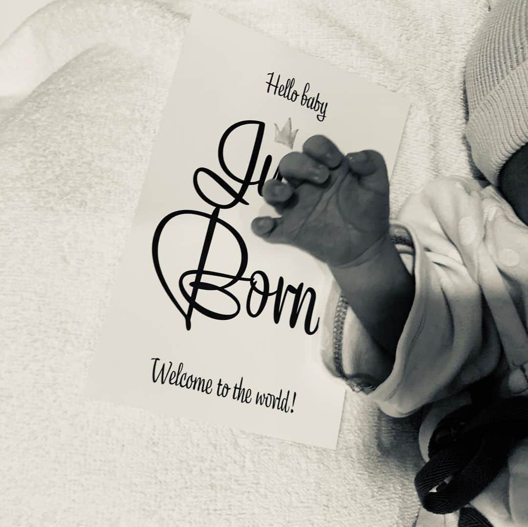 小濱なつきのインスタグラム：「Welcome to the world 🌏🌈⭐️ ・ ママになりました。 どうぞよろしくお願いします😊  #hellomybaby #babygirl #date #2019 #0620  #目隠しに目」