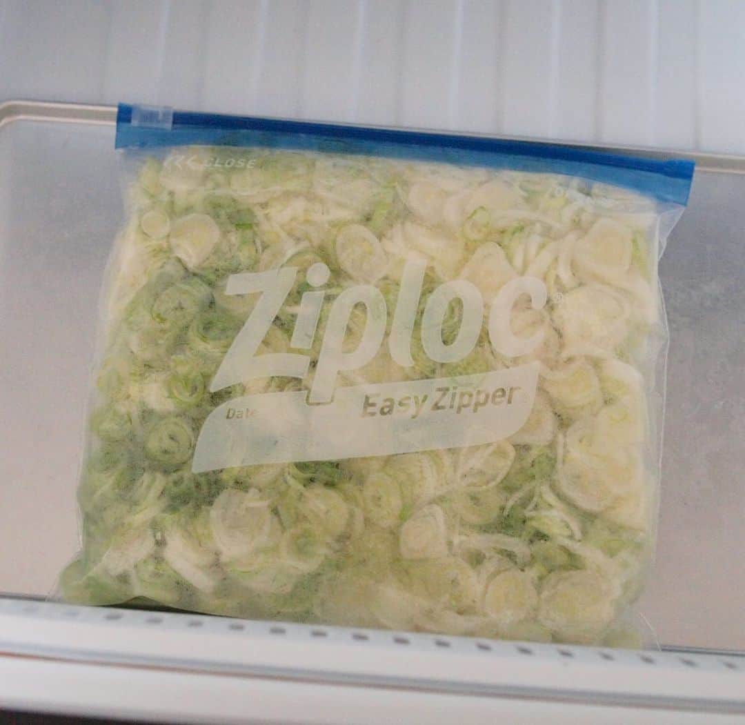Rocoさんのインスタグラム写真 - (RocoInstagram)「今日は野菜がたくさん届きました。 新鮮なうちに4本分のねぎを小口切りにしジップロックに入れて、 パナソニック冷蔵庫  #クーリングアシストルーム に入れて「はやうま冷凍」に。(通常冷凍に比べ約5倍の凍結スピード✨) 冷凍後さっとほぐせばパラパラの冷凍ねぎが出来上がり！必要なときにさっと使えてものすごく便利😊  #オレンジページ #おいしい7days #オレペの自家製冷食 #パナソニック冷蔵庫 #はやうま冷凍 #はやうま冷却 #7daysパーシャル #クーリングアシスト #パナソニック #panasonic #パナソニッククッキング #panasoniccooking #おいしい冷凍 #冷やす調理 #すぐできる #時短調理 #手間いらず　 #フリージング #保存食づくり #自家製冷食 #急凍」6月23日 16時37分 - rororo_roco