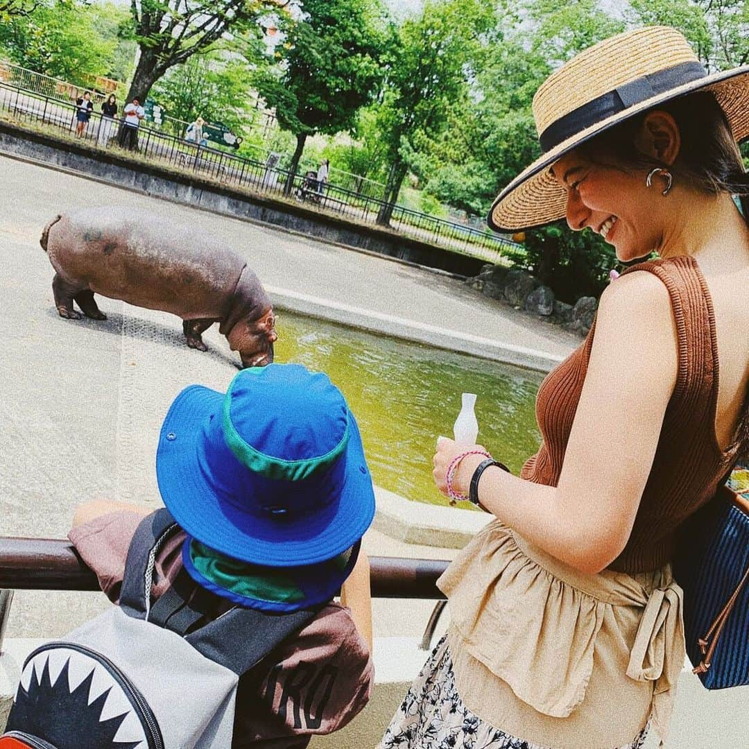 スザンヌさんのインスタグラム写真 - (スザンヌInstagram)「今日の動物園🦁🐘🐿🦓🙊🐯 ぶっとびのあつさ😳  によりまたこのトップス（色違い） 着てる😂🧡 そろそろこのカタチにやけそう！  息子は赤ちゃんの頃から カバ🦛がいっちばん好きな動物❤︎ 今日は元気な時間に行けたから 水浴びの様子も見れて大満足🙆‍♀️ #熊本市動植物園  #赤ちゃんライオン産まれたって #🦁🦁🦁 @kumamoto_doushokubutsuen」6月23日 16時31分 - suzanneeee1028