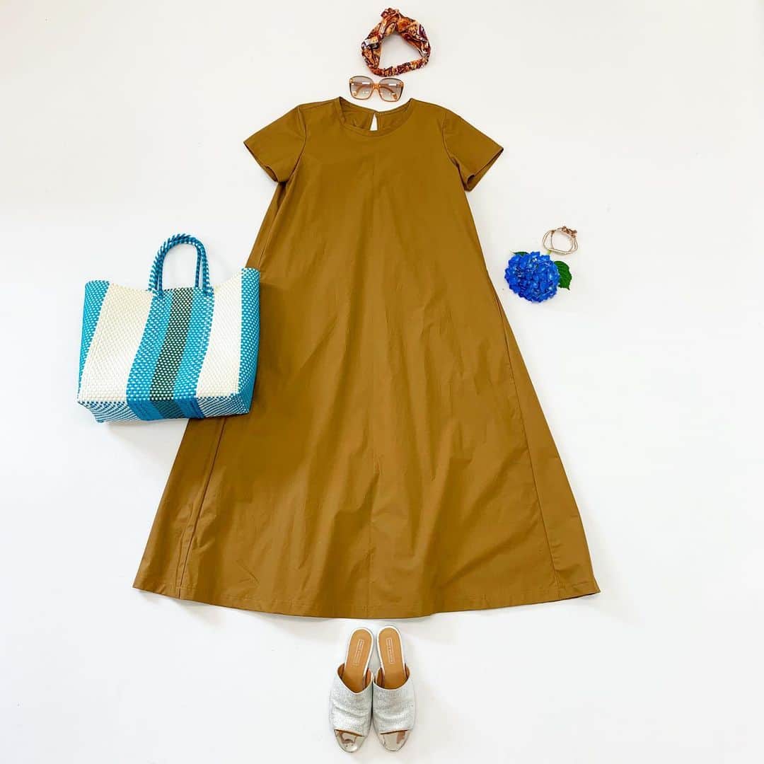 のインスタグラム：「アースカラーの ワンピース👗で 夏🏝がスタート✨ 楽で旬な1着のご紹介です バックツイストTシャツ【780】 ・ ・ #sewing #手作り #型紙　#ハンドメイド大人服#クルールパターンファブリック#洋裁#シンプルコーデ#instafashion#ファッション#coordinate #code#今日コーデ#handmadeclothes #mamacoordinate #ママコーデ #instasewing#handmadewardrobe #置き画#置き画くら部#メルカドバッグ」