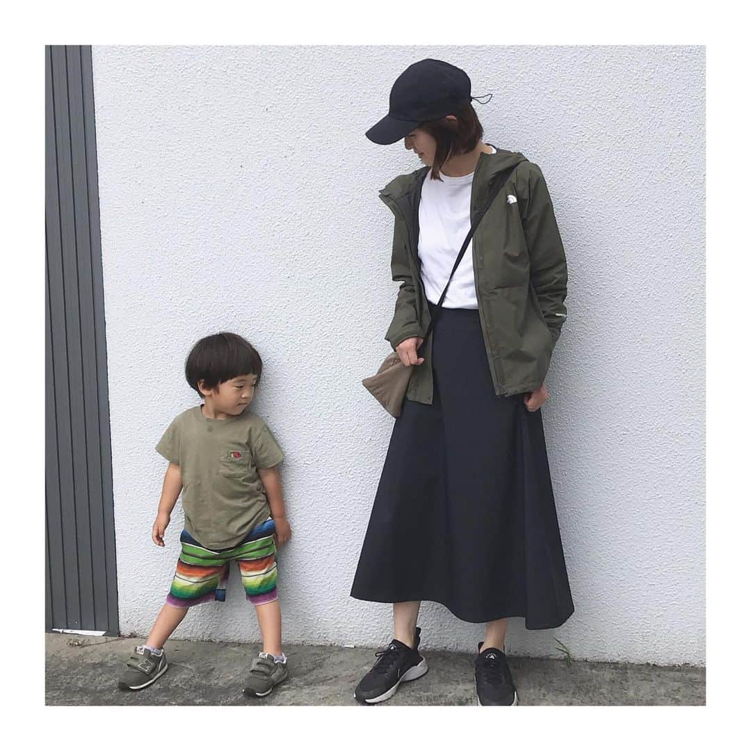 上村若菜のインスタグラム：「雨予報お出かけコーデ。 防水ジャケット×防水スカート×撥水バッグ☂️ . 結果雨降らず🌂 . #wakameswardrobe #雨の日コーデ #親子コーデ . ジャケット…#thenorthface  Tシャツ…#handvaerk スカート…#ronherman  キャップ…#nagonstans  バッグ…#greish 靴…#nike」