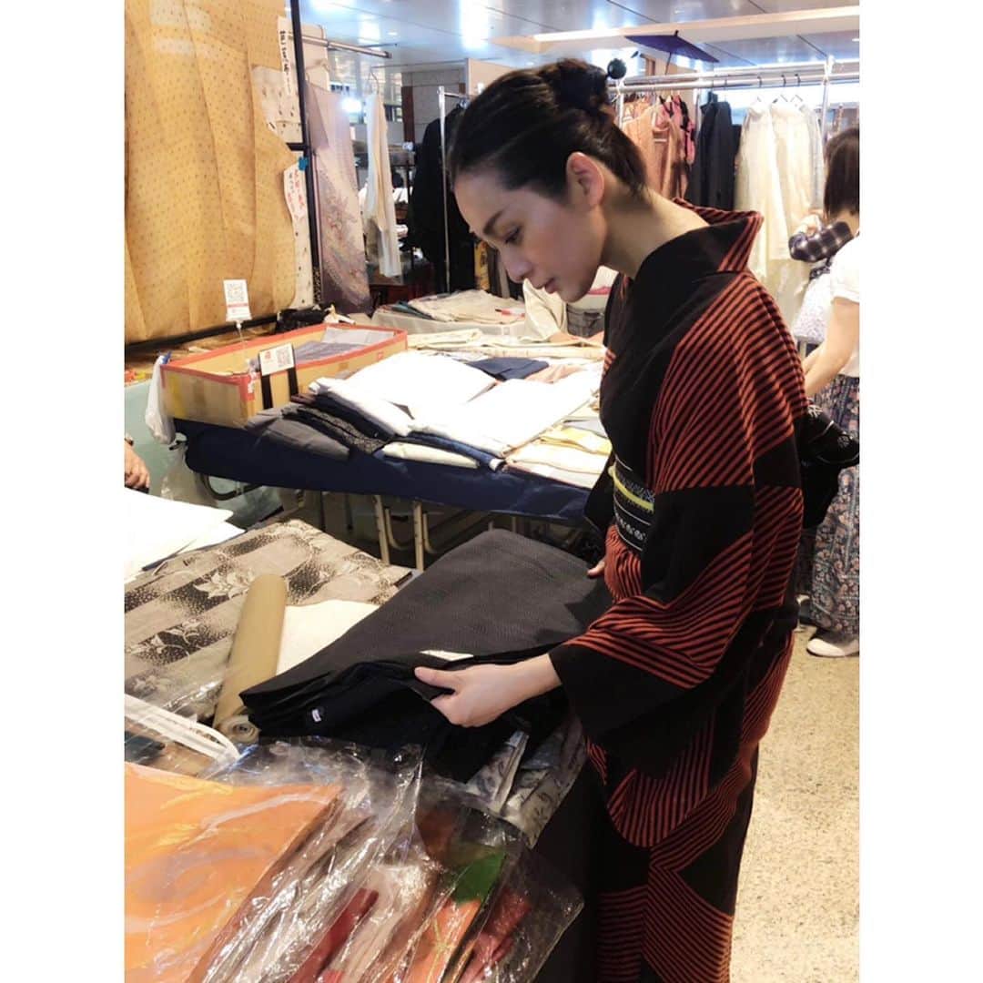 竹中友紀子のインスタグラム：「#アンティーク着物  稽古の合間に日本橋室町で開催されていたアンティーク着物のイベント #きもの浪漫 へ  季節柄絽や紗の夏着物や浴衣が多く、普段のイベントでは出会えない貴重なお品の数々に、いつものことながら目が♡になっておりました。 私も夏着物を着ていきたいところでしたが、雨予報のため急遽浴衣に。 今シーズン初浴衣でした〜  案の定帰りに雨に降られ、びしょ濡れになりました^^; ✴︎ 写真は真剣に物色中の私👀」