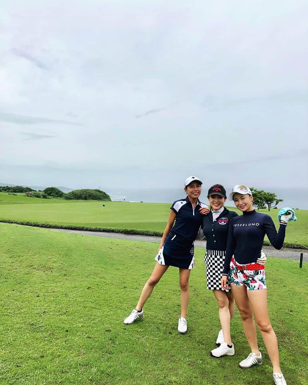 のインスタグラム：「. . 雨の日は黙ってノーソックス‼︎ . . こんなに生足がかぶる事はなかなかないであろう😤 . そして、スパイク @addidasgolf も3人かぶった☂️💜 .  #golf#okinawagolf#golflife #happygolf#sport#sportgirl#golfwork#golffashion#golfcode#golfgirl#fitness#fitnessgirl#summer#ゴルフ#ゴルフ女子#暑い#6月ゴルフ#沖縄ゴルフ#海が綺麗#景色が綺麗#崖ごえ #雨ゴルフ#ノーソックス#生足」