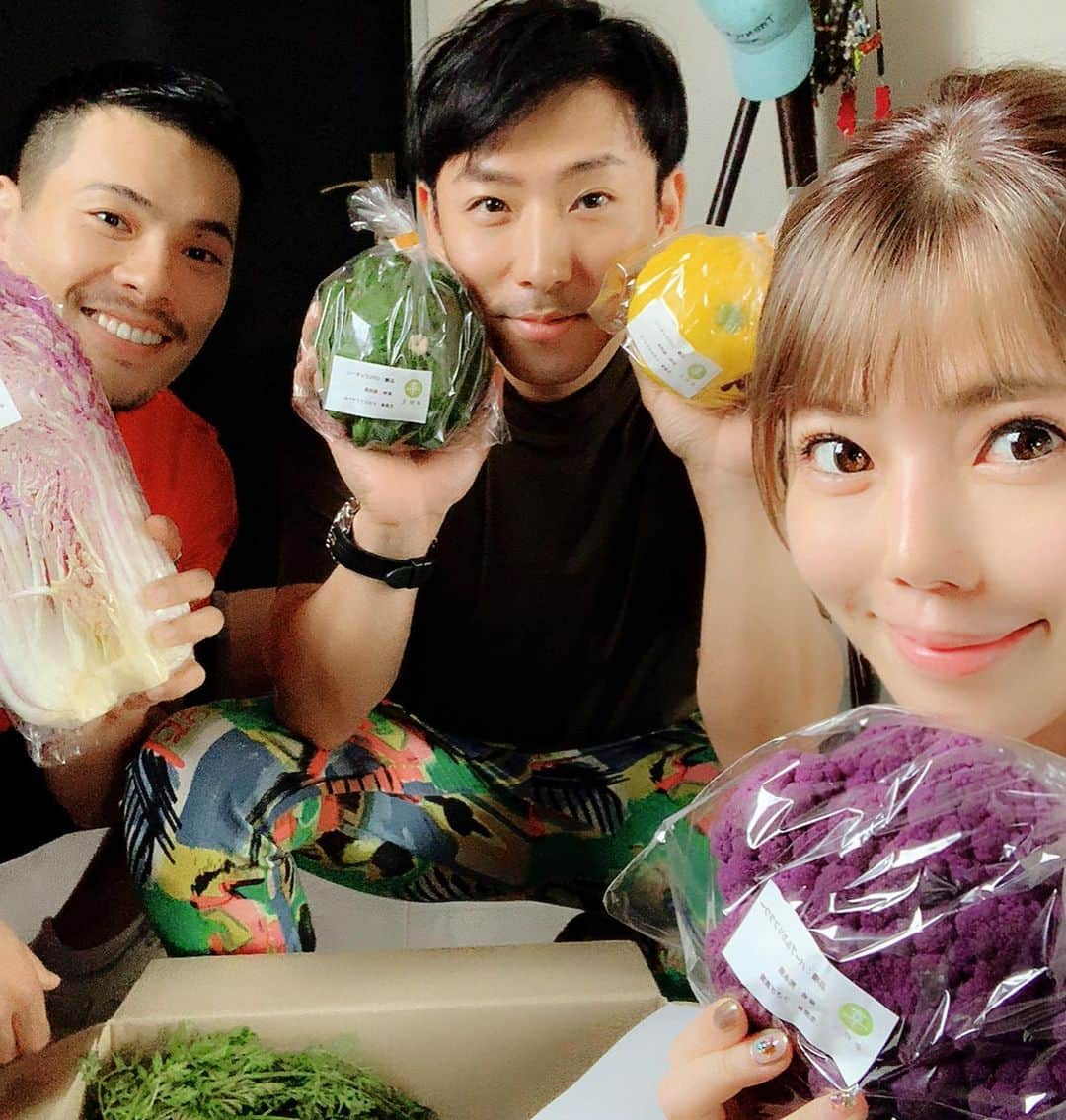 住谷杏奈さんのインスタグラム写真 - (住谷杏奈Instagram)「･ お友達の幸也くんが、 「幸野菜」 @yukiyasai5 というサービスを開始しました🍅🍆🥑🥦🥒🌶🌽🥕🥔🍠 ･ わざわざご本人が自宅まで届けてくれました🏠😂 ･ 野菜マニアとしては、 テンションあがりまくる野菜達。 カラフル！新鮮！安全！安心！！ ･ 紫のカリフラワーとか、 赤いじゃがいもとか、 ピンクの大根とか🤭💕💕💕 ･ 今日から1週間は、 外食せずに自炊します🥴 ･ ･  #幸野菜#vegetables #宅配野菜」6月23日 17時05分 - annasumitani