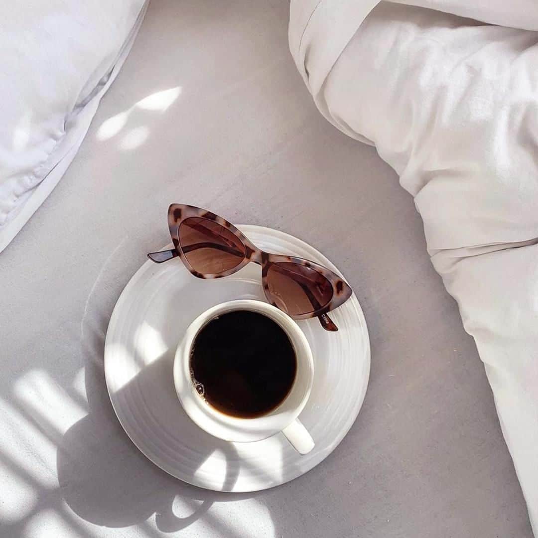 アクセサライズのインスタグラム：「Sunday morning calls for a strong coffee and a pair of sunnies. ☕🕶️ With a narrow shape, sleek metal arms and sharp points, our Charlotte cat-eye glasses are a modern must-have. Tap the link in our bio to shop. 📷: @dionnekaliisa #Accessorize #Accessorizer」
