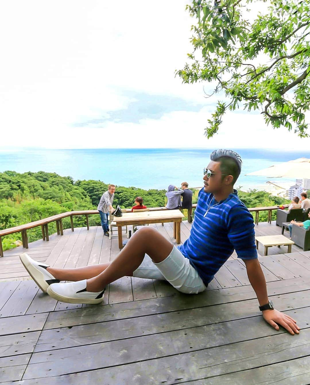 Naoki Kiriiのインスタグラム：「. ブルー アイスブルー . #ootd #oceanview #日本の絶景」