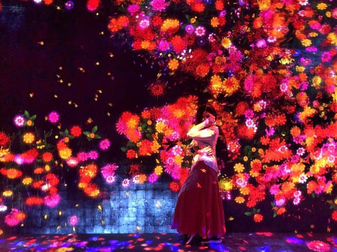 のインスタグラム：「2019.06.21 MORI Building DIGITAL ART MUSEUM: EPSON teamLab Borderless ・ 去年の同じ日にも行ったチームラボ、今年も同じ日に行ってきました✨ ・ 相変わらず混んでたけれど、人混み嫌いなのに付き合ってくれた岳ちゃんには感謝💕😙 ・ 【1-5】Photo by @kurara.4645 (一枚目はジョジョ風のつもりw) 【6-7】ツーショット❤️ 【8】水のせき止め対決‼️ 【9-10】倉田コレクション ・ #ろぎ子の復活までの記録  #チームラボボーダレス #チームラボ #teamLabBorderless #teamLab」