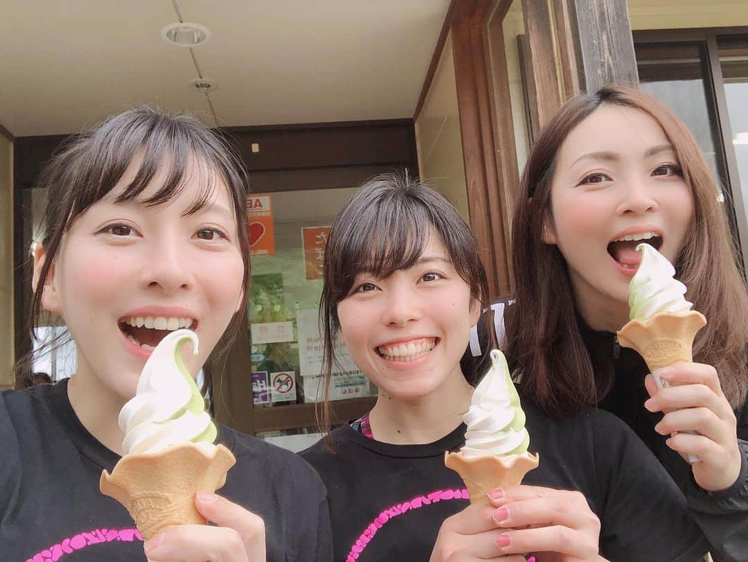 大田理裟のインスタグラム：「中国ブロック大会おわって帰宅中〜🍦❤️ リード•ボルダー共に1位で、無事に茨城国体への参加権をゲットしました😝🙌 2日間、えびさん🦐ももちゃん🍑ありがと✨ ソフトクリームもご馳走さまですっ🤤🙏 登ってる写真は一枚もない😂😂😂 #中国ブロック大会 #島根県 #ソフトクリーム」