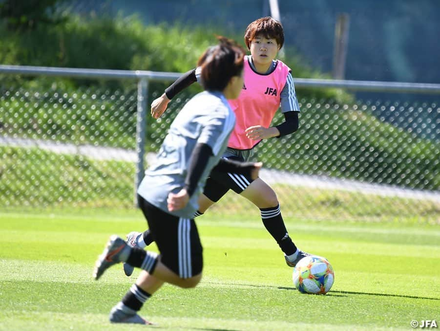 日本サッカー協会さんのインスタグラム写真 - (日本サッカー協会Instagram)「6/22(土)、#なでしこジャパン はラウンド16の開催地レンヌでトレーニングを開始。冒頭15分のみ公開とし、集中してチームの課題に取り組みました。 ・ ✍️JFA.jpでは、活動レポートを掲載中！ ・ ＜FIFA女子ワールドカップフランス2019＞ なでしこジャパン🇯🇵試合日程  6/10 25:00｜0-0アルゼンチン🇦🇷 6/14 22:00｜2-1 スコットランド🏴󠁧󠁢󠁳󠁣󠁴󠁿 6/20 04:00｜0-2イングランド🏴󠁧󠁢󠁥󠁮󠁧󠁿 6/26 04:00｜vsオランダ🇳🇱 📺フジテレビ系列、NHK BS、J SPORTSで生中継！ ・ #nadeshiko #世界のなでしこ #なでしこジャパン#FIFAWWC」6月23日 17時15分 - japanfootballassociation