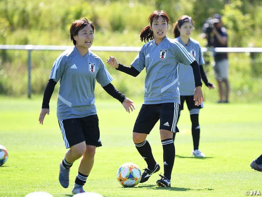 日本サッカー協会さんのインスタグラム写真 - (日本サッカー協会Instagram)「6/22(土)、#なでしこジャパン はラウンド16の開催地レンヌでトレーニングを開始。冒頭15分のみ公開とし、集中してチームの課題に取り組みました。 ・ ✍️JFA.jpでは、活動レポートを掲載中！ ・ ＜FIFA女子ワールドカップフランス2019＞ なでしこジャパン🇯🇵試合日程  6/10 25:00｜0-0アルゼンチン🇦🇷 6/14 22:00｜2-1 スコットランド🏴󠁧󠁢󠁳󠁣󠁴󠁿 6/20 04:00｜0-2イングランド🏴󠁧󠁢󠁥󠁮󠁧󠁿 6/26 04:00｜vsオランダ🇳🇱 📺フジテレビ系列、NHK BS、J SPORTSで生中継！ ・ #nadeshiko #世界のなでしこ #なでしこジャパン#FIFAWWC」6月23日 17時15分 - japanfootballassociation