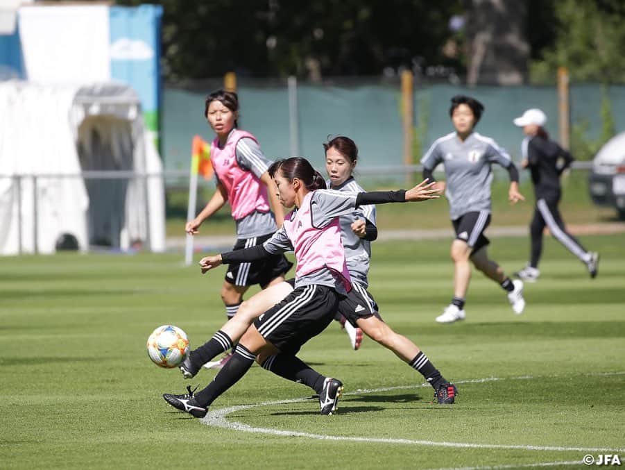 日本サッカー協会さんのインスタグラム写真 - (日本サッカー協会Instagram)「6/22(土)、#なでしこジャパン はラウンド16の開催地レンヌでトレーニングを開始。冒頭15分のみ公開とし、集中してチームの課題に取り組みました。 ・ ✍️JFA.jpでは、活動レポートを掲載中！ ・ ＜FIFA女子ワールドカップフランス2019＞ なでしこジャパン🇯🇵試合日程  6/10 25:00｜0-0アルゼンチン🇦🇷 6/14 22:00｜2-1 スコットランド🏴󠁧󠁢󠁳󠁣󠁴󠁿 6/20 04:00｜0-2イングランド🏴󠁧󠁢󠁥󠁮󠁧󠁿 6/26 04:00｜vsオランダ🇳🇱 📺フジテレビ系列、NHK BS、J SPORTSで生中継！ ・ #nadeshiko #世界のなでしこ #なでしこジャパン#FIFAWWC」6月23日 17時15分 - japanfootballassociation