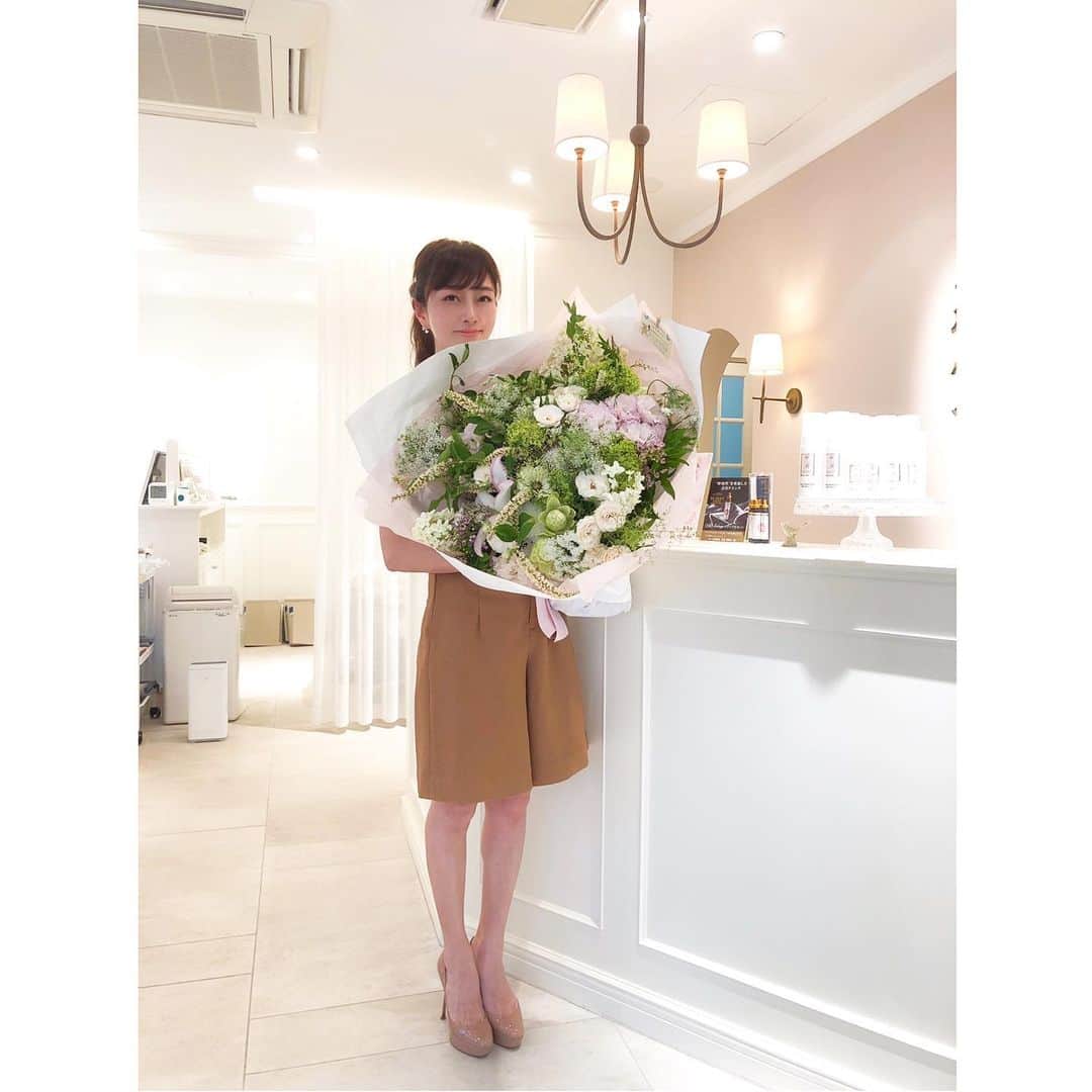 石井美保さんのインスタグラム写真 - (石井美保Instagram)「サロンに大きな花束が届いていました😆✨月1で通わせて頂いているYSクリニック @YS_clinic のスタッフの皆さんから。もうかれこれ5年ぐらいのお付き合い。いつも本当によくして頂いてありがとうございます。これからも頼りにしています。」6月23日 17時15分 - miho_ishii