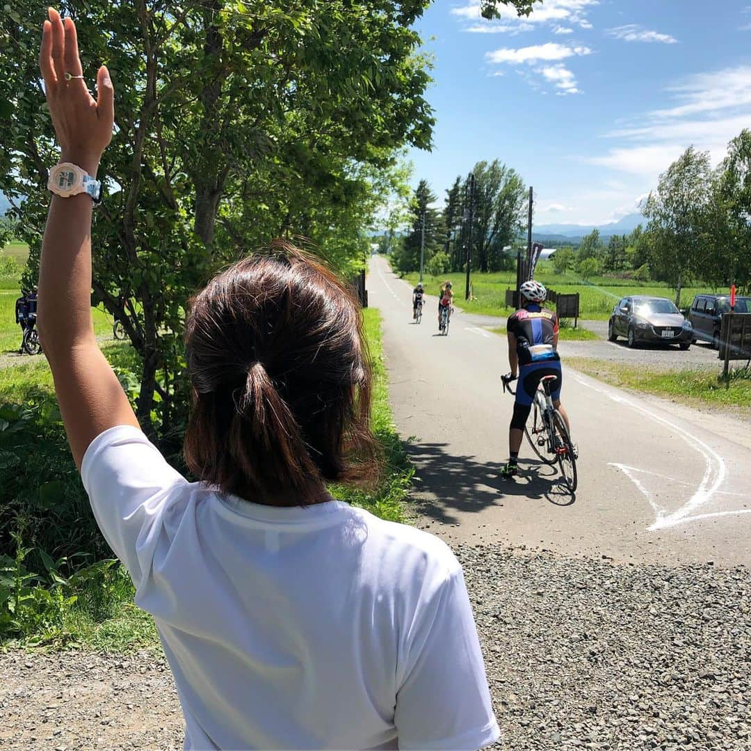 田中律子さんのインスタグラム写真 - (田中律子Instagram)「GREAT EARTH🚴‍♀️🚴‍♀️🚴‍♀️ 北海道富良野ライド❗️ 昨日は嵐のような大雨だったのが嘘みたいに晴れた🙌🌞🤩 最高な青空の下、美味しい富良野の食材をたっぷり味わって、無事に終了しましたー🚴‍♀️ エイドで会えたみなさま、お疲れ様でしたー🙏会えなかったみなさまも、お疲れ様でしたー🙏スタッフのみなさまも、本当にお疲れ様でした🙏  #greatearth  #北海道富良野ライド  #富良野 #北の国から #るーるるるー  #坂道」6月23日 17時16分 - ri2kotanaka