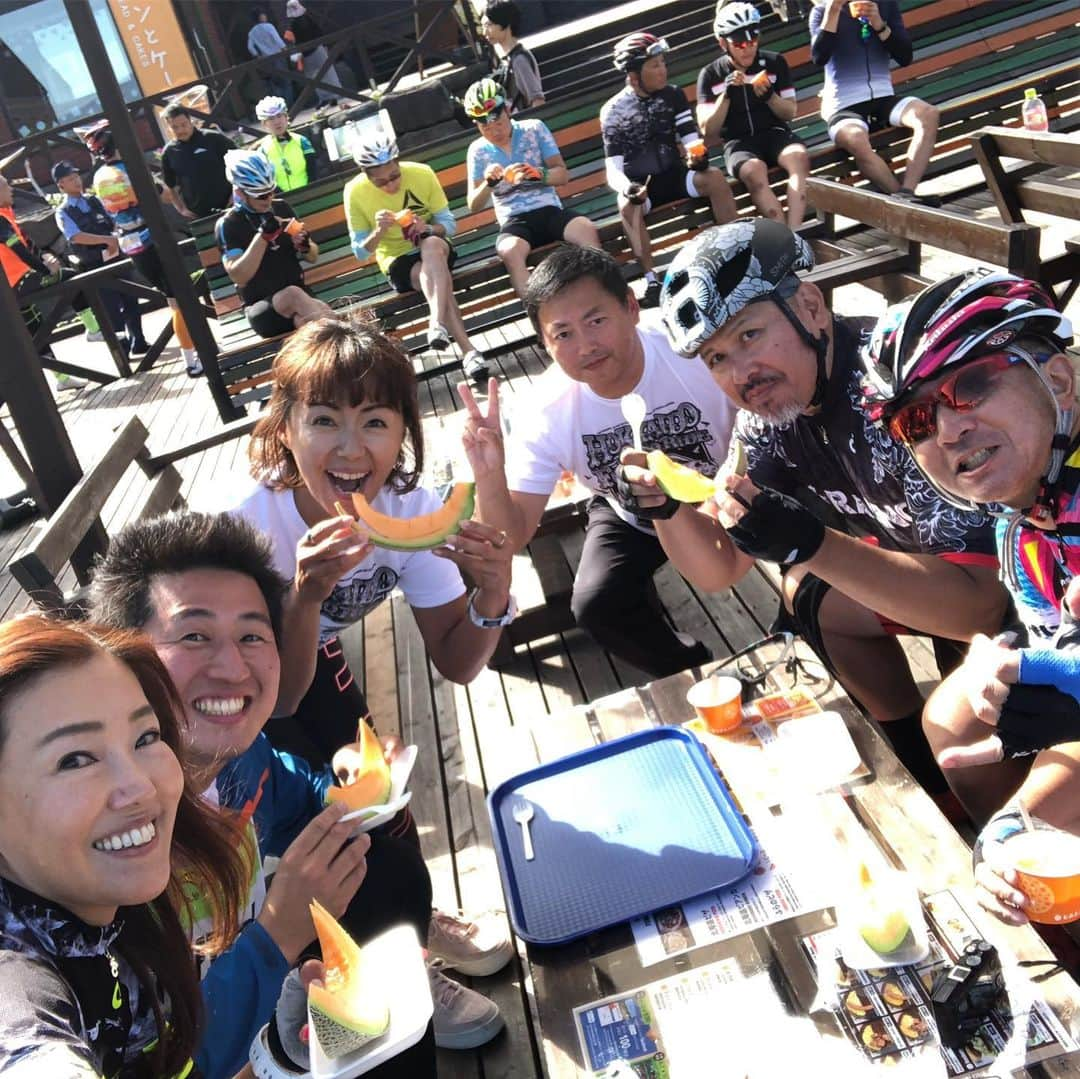 田中律子さんのインスタグラム写真 - (田中律子Instagram)「GREAT EARTH🚴‍♀️🚴‍♀️🚴‍♀️ 北海道富良野ライド❗️ 昨日は嵐のような大雨だったのが嘘みたいに晴れた🙌🌞🤩 最高な青空の下、美味しい富良野の食材をたっぷり味わって、無事に終了しましたー🚴‍♀️ エイドで会えたみなさま、お疲れ様でしたー🙏会えなかったみなさまも、お疲れ様でしたー🙏スタッフのみなさまも、本当にお疲れ様でした🙏  #greatearth  #北海道富良野ライド  #富良野 #北の国から #るーるるるー  #坂道」6月23日 17時16分 - ri2kotanaka