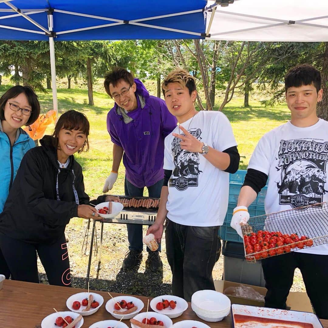 田中律子さんのインスタグラム写真 - (田中律子Instagram)「GREAT EARTH🚴‍♀️🚴‍♀️🚴‍♀️ 北海道富良野ライド❗️ 昨日は嵐のような大雨だったのが嘘みたいに晴れた🙌🌞🤩 最高な青空の下、美味しい富良野の食材をたっぷり味わって、無事に終了しましたー🚴‍♀️ エイドで会えたみなさま、お疲れ様でしたー🙏会えなかったみなさまも、お疲れ様でしたー🙏スタッフのみなさまも、本当にお疲れ様でした🙏  #greatearth  #北海道富良野ライド  #富良野 #北の国から #るーるるるー  #坂道」6月23日 17時16分 - ri2kotanaka