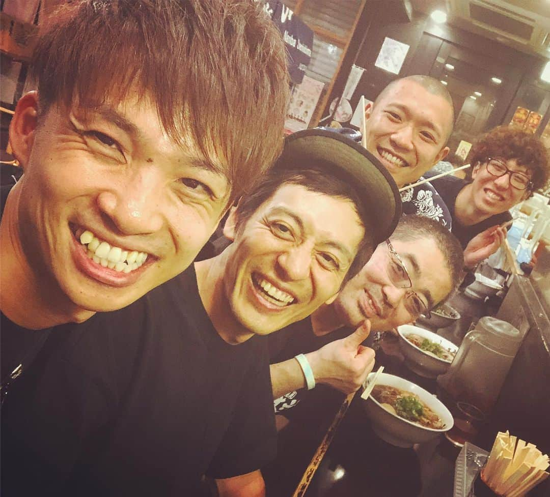 河井ゆずるさんのインスタグラム写真 - (河井ゆずるInstagram)「村田さん。週3くらいのペースで会ってる。  東京で。大阪で。劇場で。営業先で。  昨日は丈六の大将のはからいで営業終わりに久し振りにラーメン食べさせて頂きました😭✨ 昔から僕達芸人の事を応援して下さってる方の一人です🥺  今日はこれから今ちゃんの実はの収録です😉」6月23日 17時17分 - kawaiyuzuru