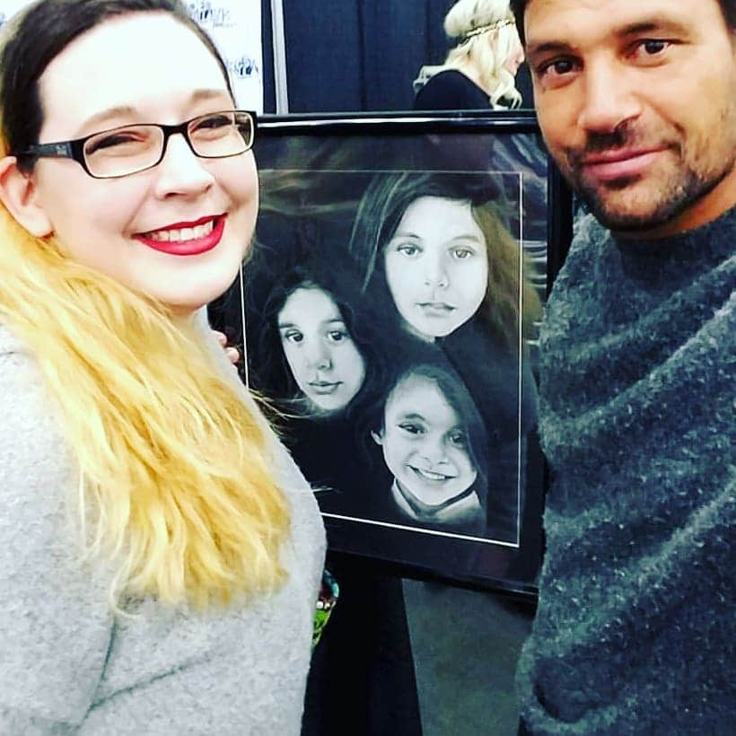 マヌー・ベネットさんのインスタグラム写真 - (マヌー・ベネットInstagram)「MY FAVOURITE GIFT EVER!! A drawing of my daughters by the wonderful artist Natalie Steele @artemis_portrait This picture hangs in my house in a place I can appreciate it every day. #gift #daughters #prouddad」6月23日 17時20分 - manubennett