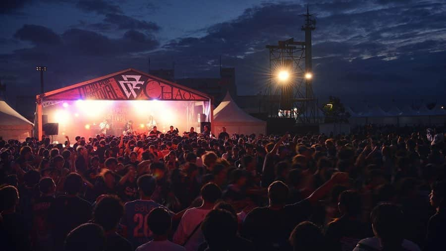 難波章浩さんのインスタグラム写真 - (難波章浩Instagram)「DEAD POP FESTIVAL2019  ハンパなく自由だったな‼︎‼︎ SiMが10年かけて創ってきた世界にNAMBA69を抜擢してくれたことに大感謝🙏 そしてオレ達のメッセージをキャッチして身体でアピリまくってくれた皆んなに大感動！！！！信じてやってきたことが間違いなかったって確信できたNAMBA69にとって伝説のLIVEだった。メロディックであんな光景見たことない。まだまだ突き抜けるよ！！！！ 付いてきてよヨロシク🤟  video by KTR @kktttrrrr  photo by 半ちゃん @yasumasahanda  #NAMBA69 #DPF2019」6月23日 17時23分 - akihironamba