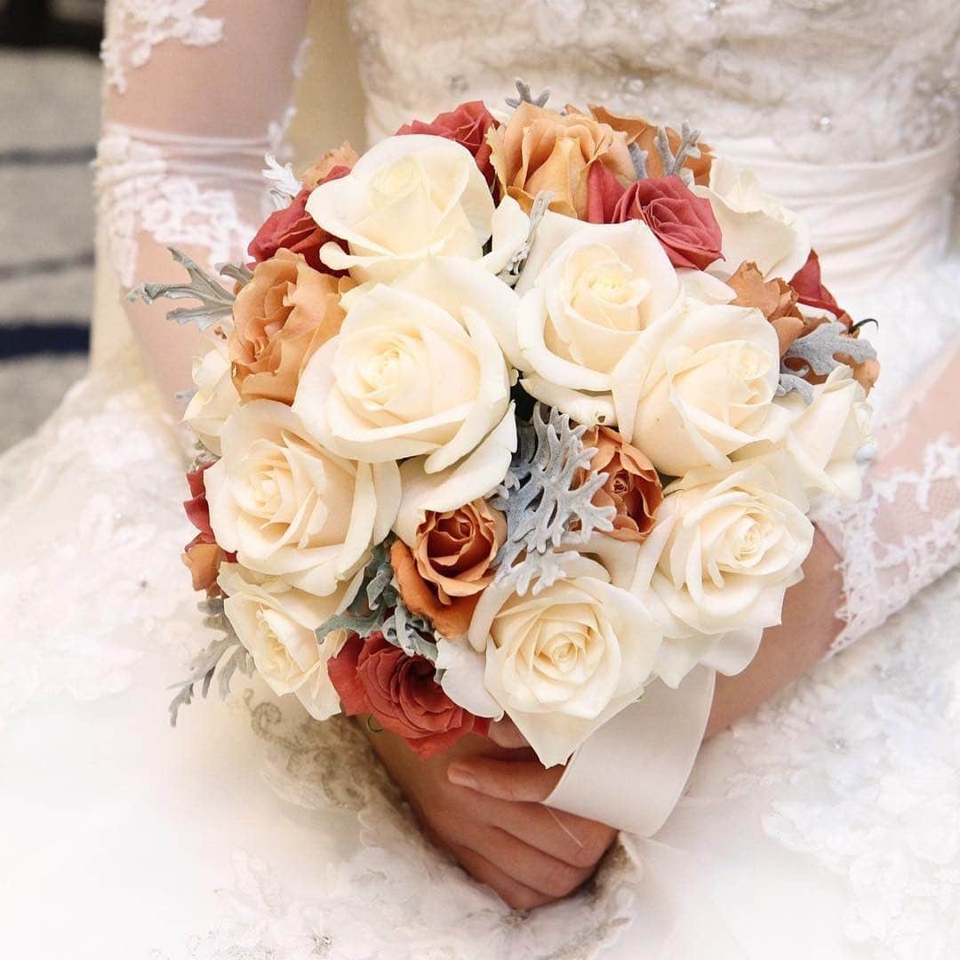 ホテルモントレウェディング【公式】 のインスタグラム：「♥ ￣￣￣￣￣￣￣￣￣￣ @montereyweddingをフォローして 『 #モントレ花嫁 』『 #ホテルモントレ』の タグをつけて投稿してくださいね＊*. . ラウンドブーケの数々♡ 白をベースにお好みに合わせて ご提案致します！*. . ◆ホテルモントレ公式HPはこちら* https://www.monterey-wedding.jp . #モントレ #モントレ花婿 #dressy花嫁 #プレ花嫁 #marry花嫁 #卒花 #marryxoxo #wedding #weddingceremony #weddingreception #weddingparty #weddingdress #dress #flower #weddingbouquets #プラコレ #結婚式場 #ウエディングニュース  #日本中のプレ花嫁さんと繋がりたい #結婚式 #パーティー #披露宴 #ホテルウェディング #ウェディングブーケ #bouquets #flowers #flowerarrangement」