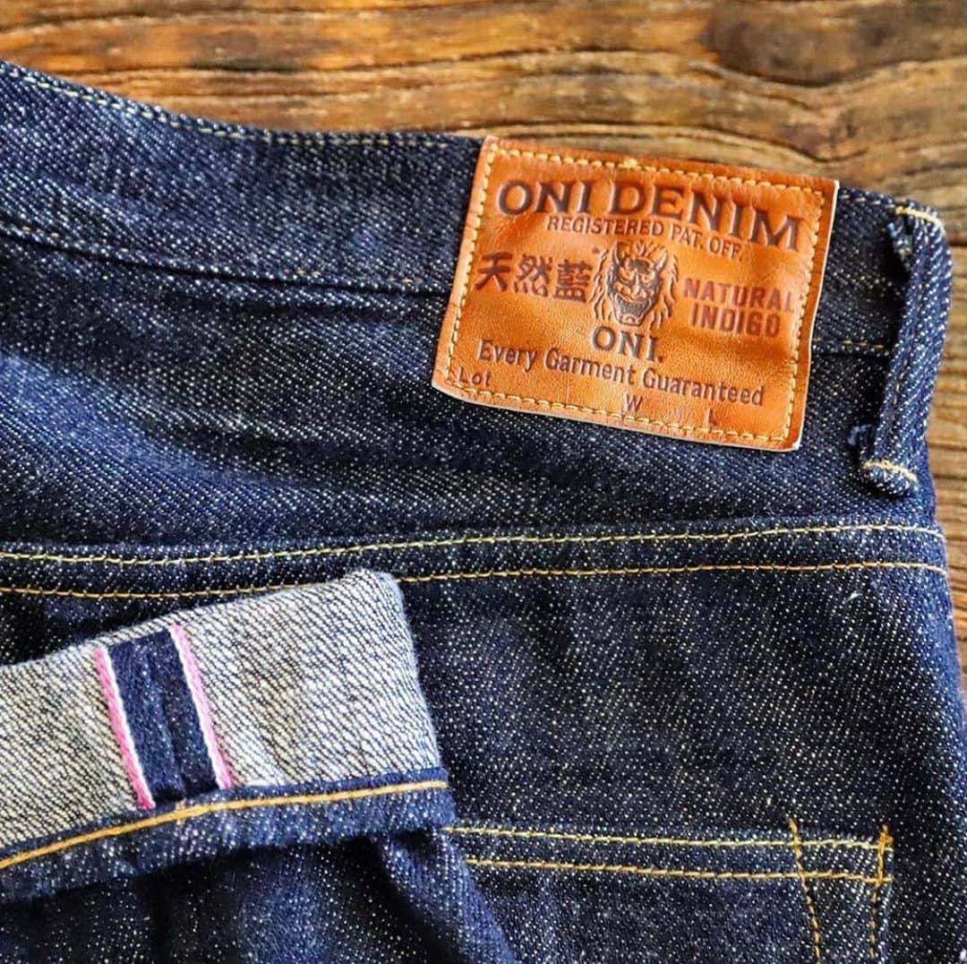 Denimioさんのインスタグラム写真 - (DenimioInstagram)「Summer can be tough for us #denimheads: bbq and cold beer are great, but #heavyweightdenim is just too damn hot! We cannot applaud #onidenim enough: the #kiraku is the game changing fabric we've been waiting for! Happy #selvedgesunday and a great #selvedgesummer y'all  Pic by @mrman_ig」6月23日 17時38分 - denimio_shop